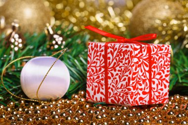 Sarı boncuk ve beyaz topu Noel hediye kutusu