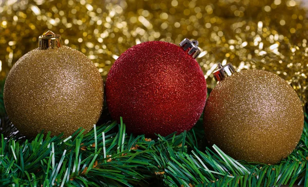 Bolas de Natal com ouropel amarelo — Fotografia de Stock
