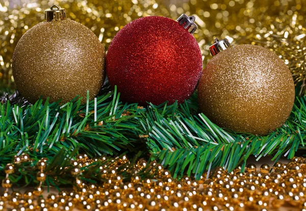 Vánoční koule s žlutým pozlátko — Stock fotografie