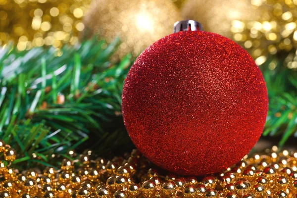 Vánoční koule s žlutým pozlátko — Stock fotografie