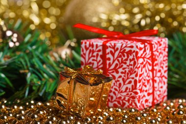 Noel hediye kutuları ile sarı boncuk