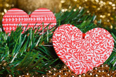 Yeşil çam ağacı dalı ile kırmızı Noel Kalpler