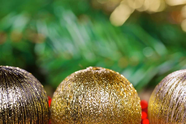 Gelbe Weihnachtskugeln mit grünem Tannenbaum — Stockfoto