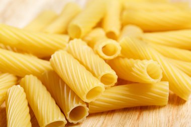 İtalyan makarna penne ahşap tahta üzerinde kuru