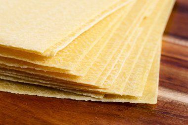 Ahşap masa üzerine Uncooced lazanya makarna yaprak