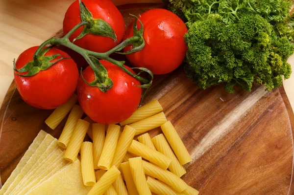 Hojas de pasta de lasaña sin coser sobre mesa de madera — Foto de Stock