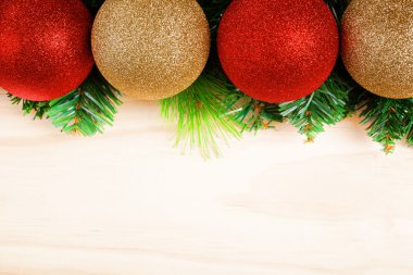 Noel topları ahşap arka plan üzerinde köknar ağacı dalları ile