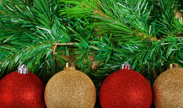 Vánoční koule na větve zelené jedle — Stock fotografie
