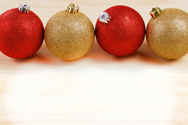 Рождественские шары на деревянном фоне. Пространство для текста — стоковое фото