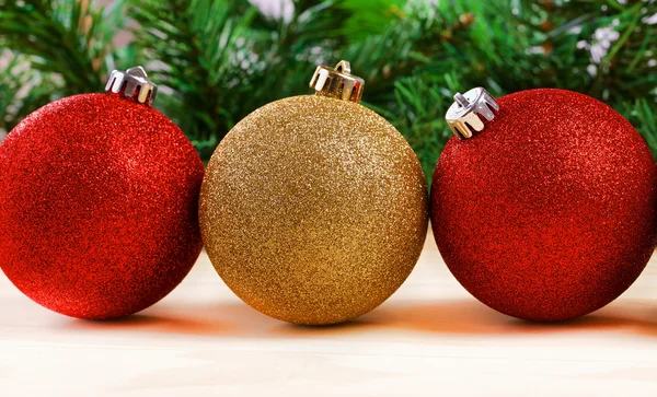 Рождественские балы с елками на деревянном фоне — стоковое фото