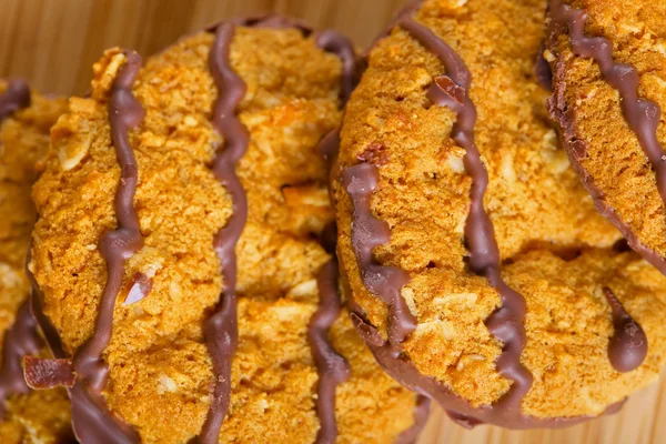 Biscoitos de chocolate marrom na mesa de madeira — Fotografia de Stock
