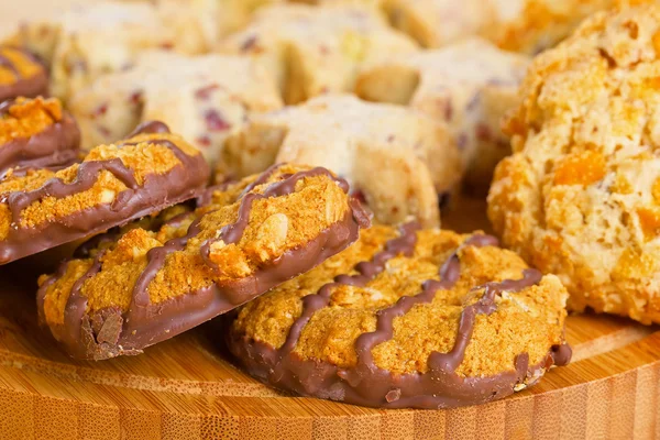 Variété de biscuits sur table en bois — Photo