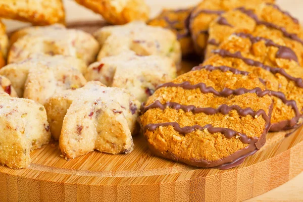 Разнообразие печенья на деревянном столе — стоковое фото