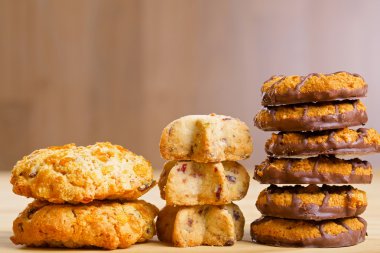 Ahşap masa üzerinde kazık farklı kurabiye