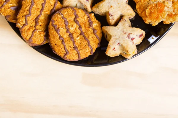 Varietà di biscotti su piastra nera. Spazio vuoto per il testo — Foto Stock