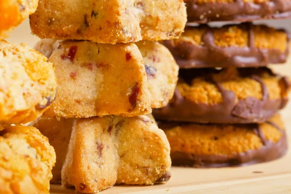 Différents biscuits en tas sur une table en bois — Photo