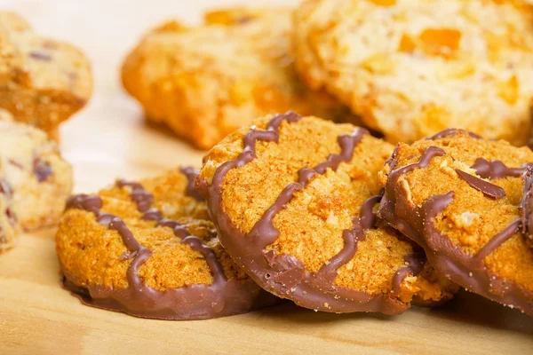 Variedade de biscoitos na mesa de madeira — Fotografia de Stock