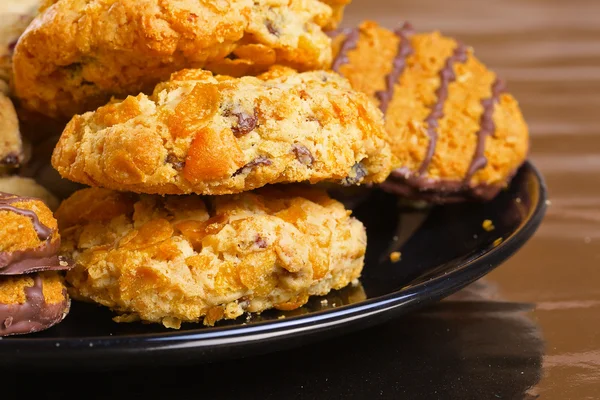 Variedade de biscoitos na placa preta — Fotografia de Stock