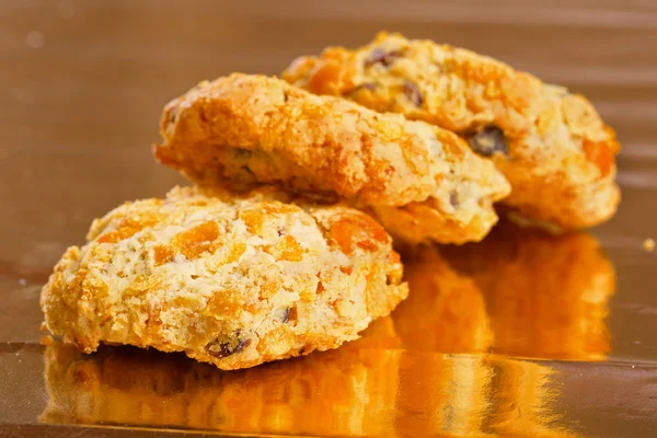 Biscoitos crocantes e saborosos em papel lustroso amarelo — Fotografia de Stock