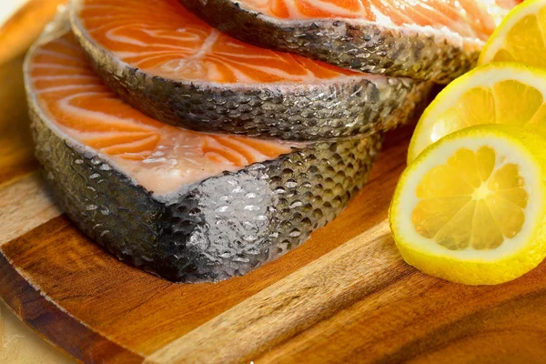 Köstliche Portion frisches Lachsfilet mit Zitrone — Stockfoto