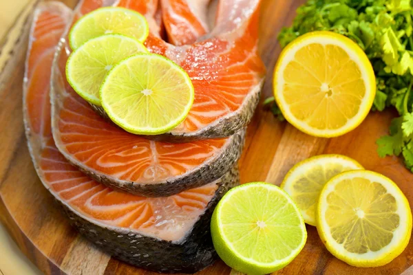 Köstliche Portion frisches Lachsfilet mit Zitrone — Stockfoto