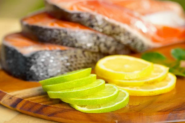 Délicieuse portion de filet de saumon frais au citron — Photo