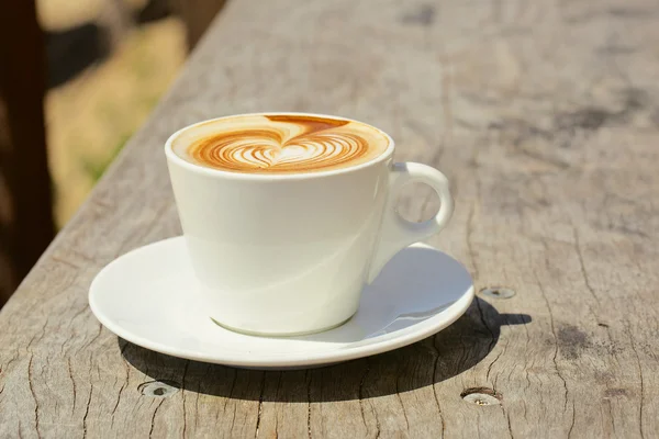 Poduszka lub latte kawy w filiżance białą pianką o kształcie serca — Zdjęcie stockowe