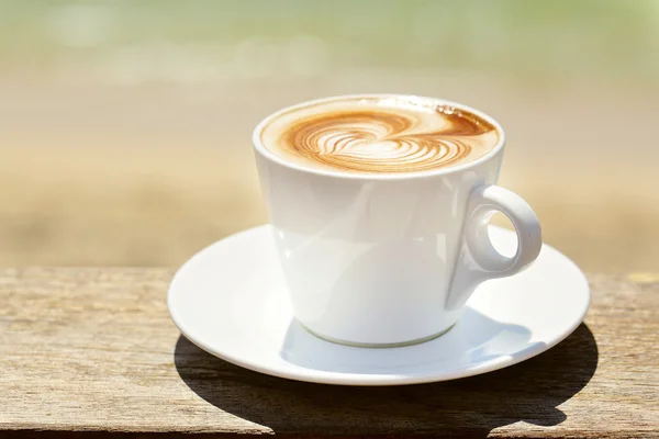 Άμεση ή latte καφέ σε ένα λευκό φλιτζάνι με σχήμα καρδιάς αφρού — Φωτογραφία Αρχείου