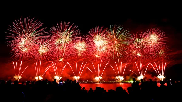 Perth 2015 yılında Avustralyalı gün üzerinde havai fişek