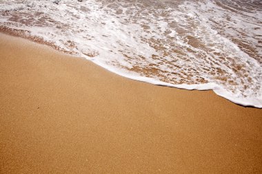 Kumlu plajda denizin dalga yumuşak