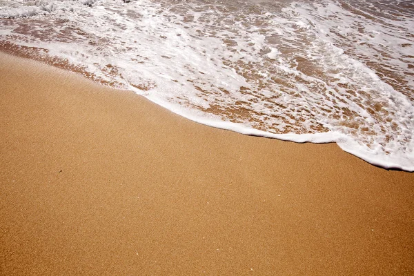 Blød bølge af havet på sandstrand - Stock-foto