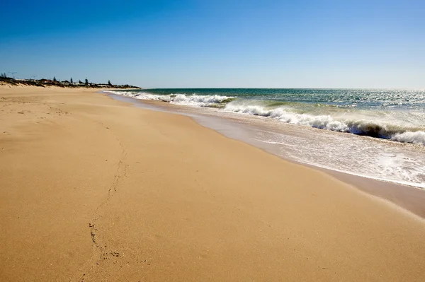Μαλακό κύμα της θάλασσας σε αμμώδη παραλία — Φωτογραφία Αρχείου