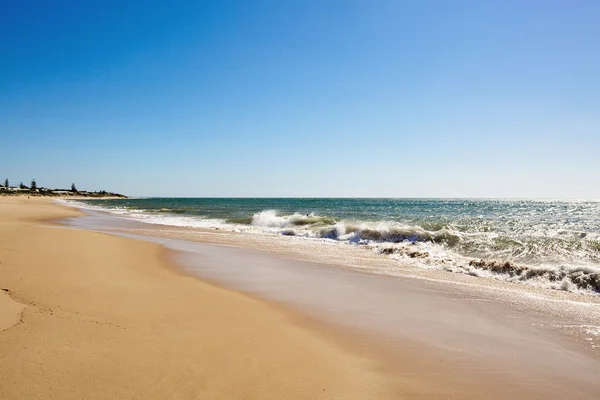 Vague douce de la mer sur la plage de sable fin — Photo