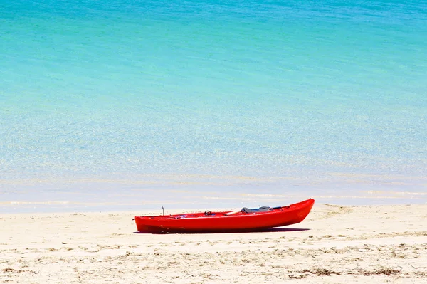 Κόκκινο κανό σε αμμώδη παραλία — Φωτογραφία Αρχείου