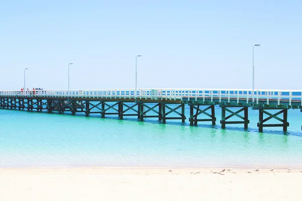 Masse en eau bleue du rivage océanique — Photo