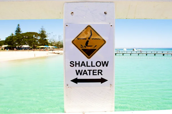 Señal de aguas poco profundas en la playa — Foto de Stock