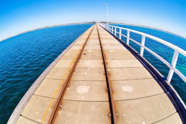 İskele mavi okyanus su balıkgözü horison ile. Basselton İskelesi