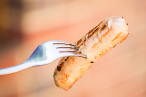 Carne alla brace e salsiccia di maiale sulla forchetta — Foto Stock