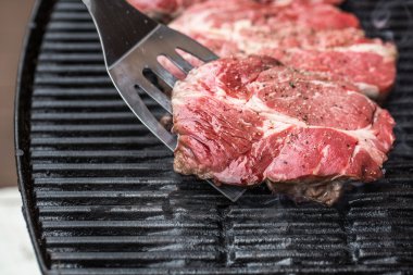 Spatula ile ızgara veya Barbekü sığır eti biftek