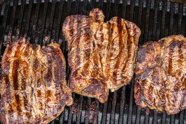 Hovězí steaky na grilu nebo Bbq — Stock fotografie