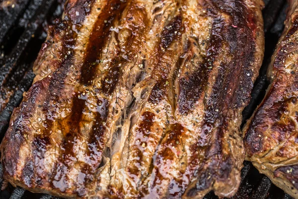 Bifes de carne na grelha ou churrasqueira Fotografia De Stock