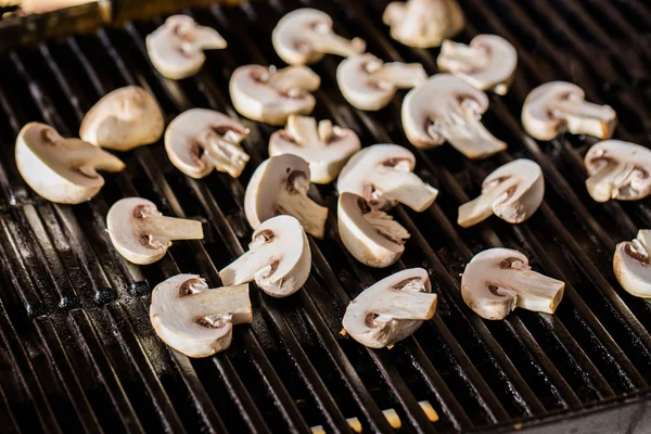 Champignon Pilze auf dem Grill — Stockfoto