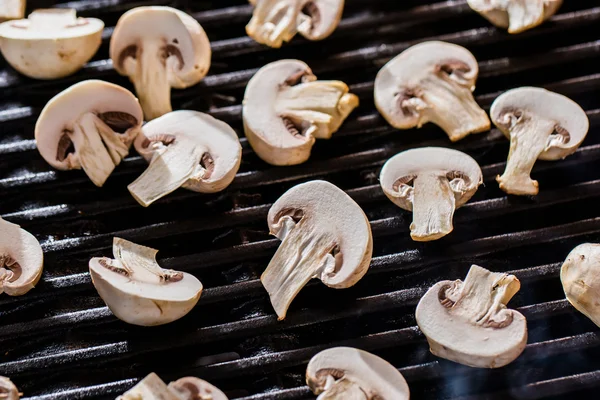 Champignon Pilze auf dem Grill — Stockfoto