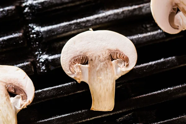 Champignon Pilze auf dem Grill — Stockfoto