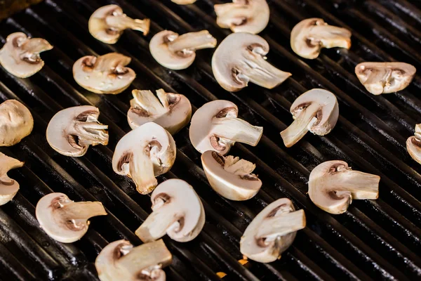 Champignon Pilze auf dem Grill — Stockfoto