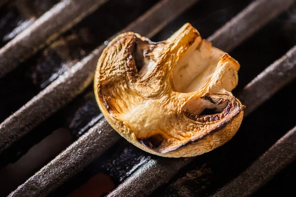 Champignon Pilz auf Grill gegrillt — Stockfoto