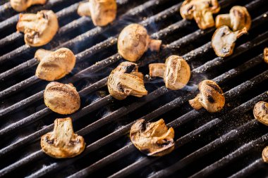 Champignon mantar üzerinde Barbekü Izgara