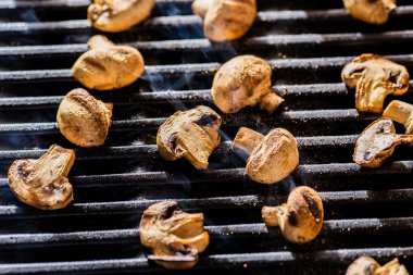 Champignon mantar üzerinde Barbekü Izgara