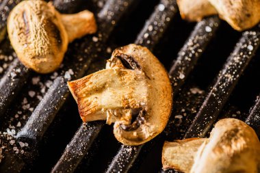 Champignon mantar üzerinde Barbekü Izgara