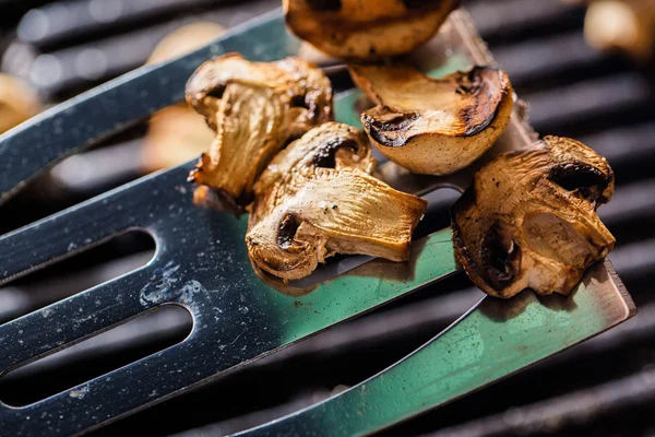 Gegrillte Champignon-Pilze auf Spachtel — Stockfoto